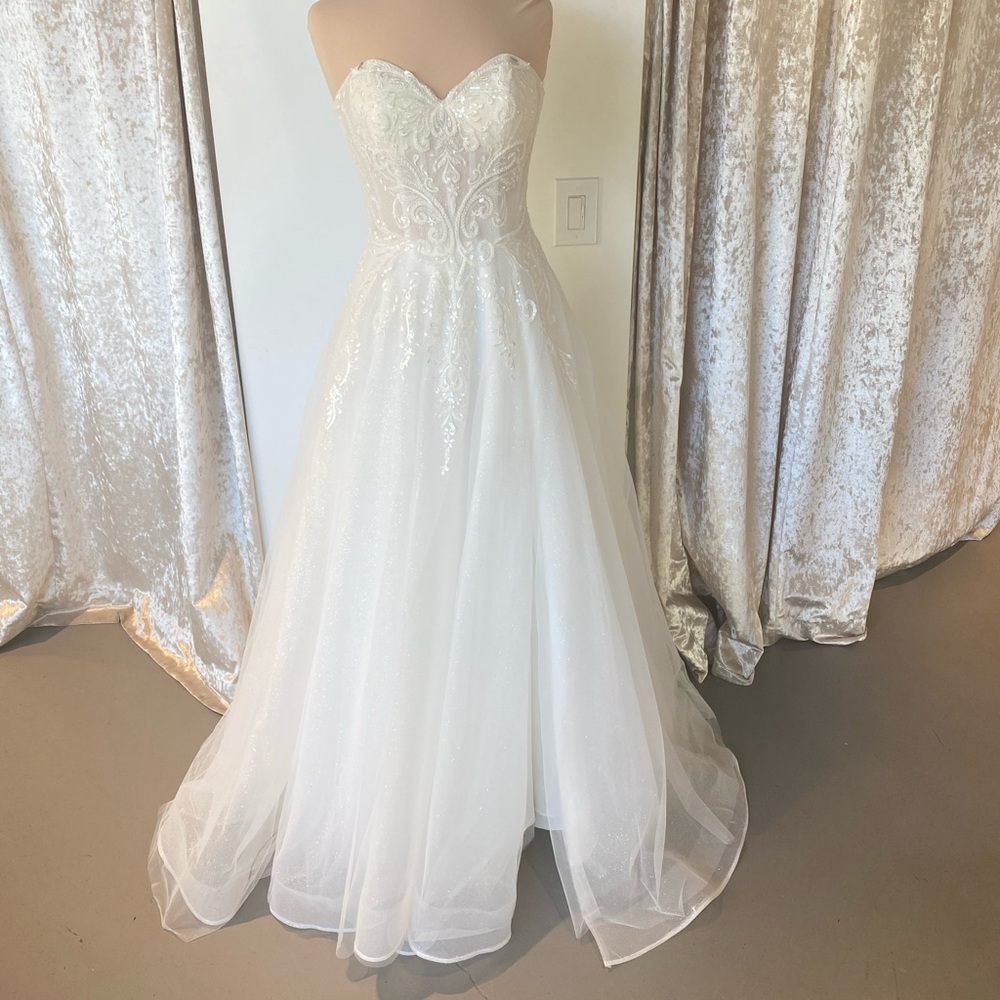 Never worn Ivory Carrafina bridal gown size 6